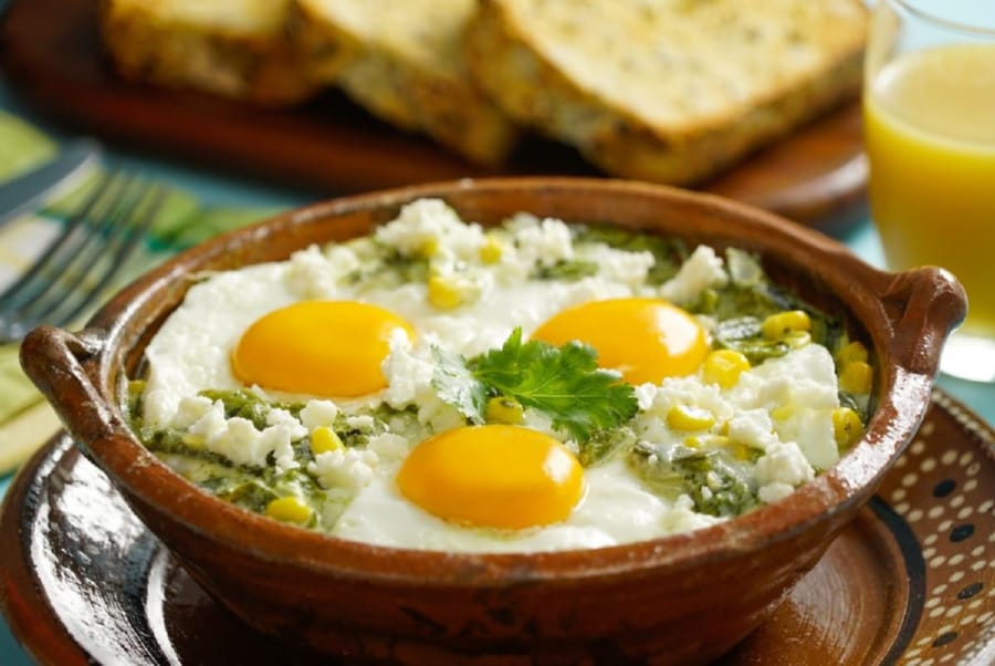 Huevos a la Cazuela con Poblano