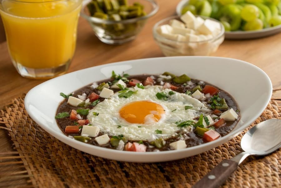 Huevos Ahogados en Salsa de Frijol 