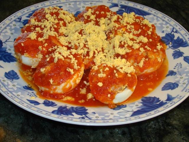 Huevos Rellenos en Salsa Roja