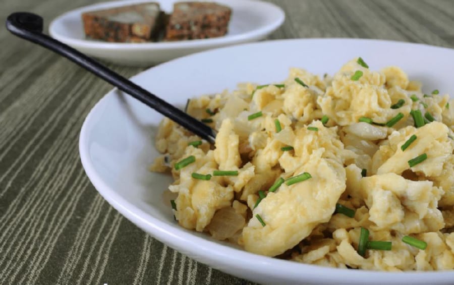 Huevos Revueltos con Cebolla