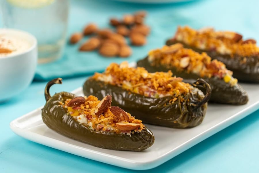 Jalapeños Rellenos de Queso en Costra de Almendra