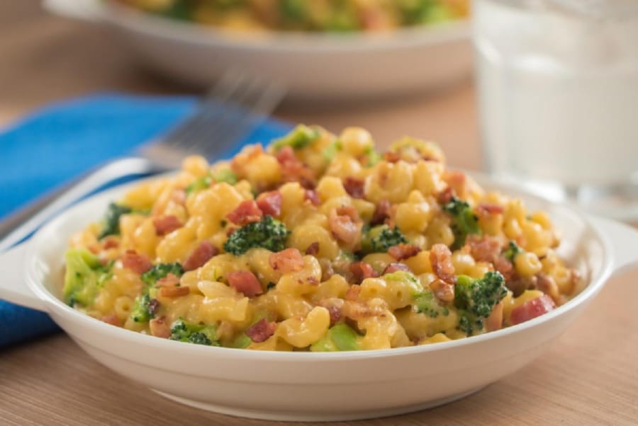 Mac & Cheese con Tocino y Brócoli
