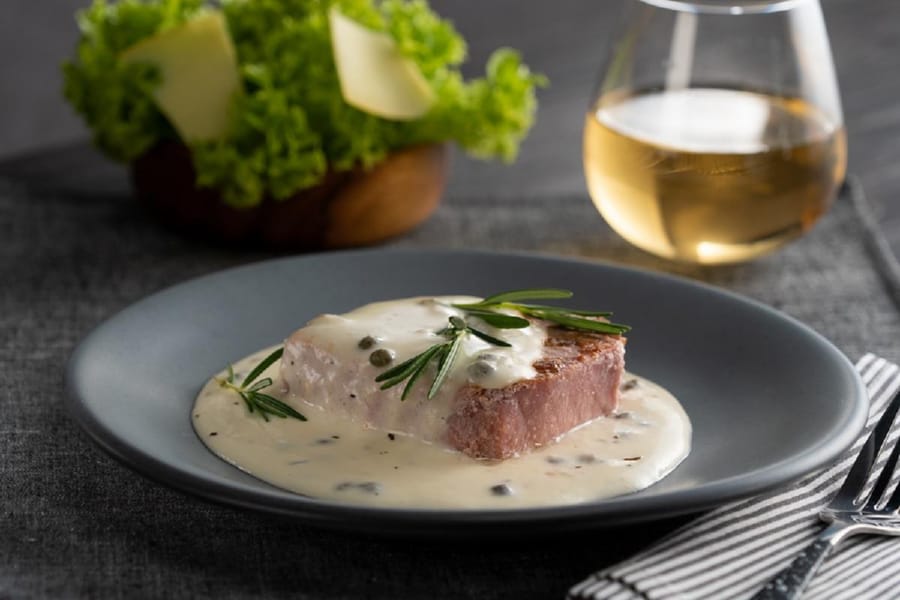 Medallón de Atún en Salsa de Queso con Alcaparras 
