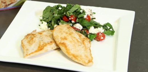 Milanesas de Pollo con Ensalada de Menta, Queso de Cabra y Jitomate