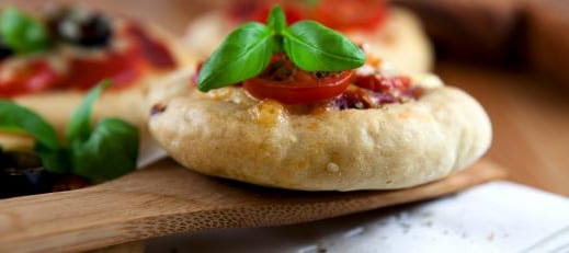 Mini Pizzas con Arugula y Pimientos