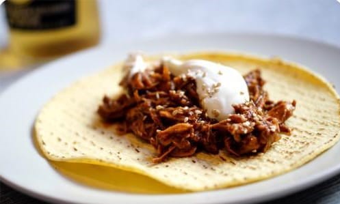 Mole de Pollo en Deliciosos Tacos de Maíz