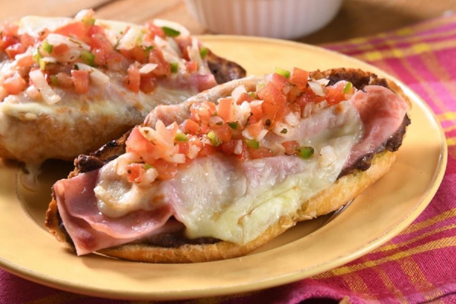 Molletes Clásicos de Jamón con Pico de Gallo