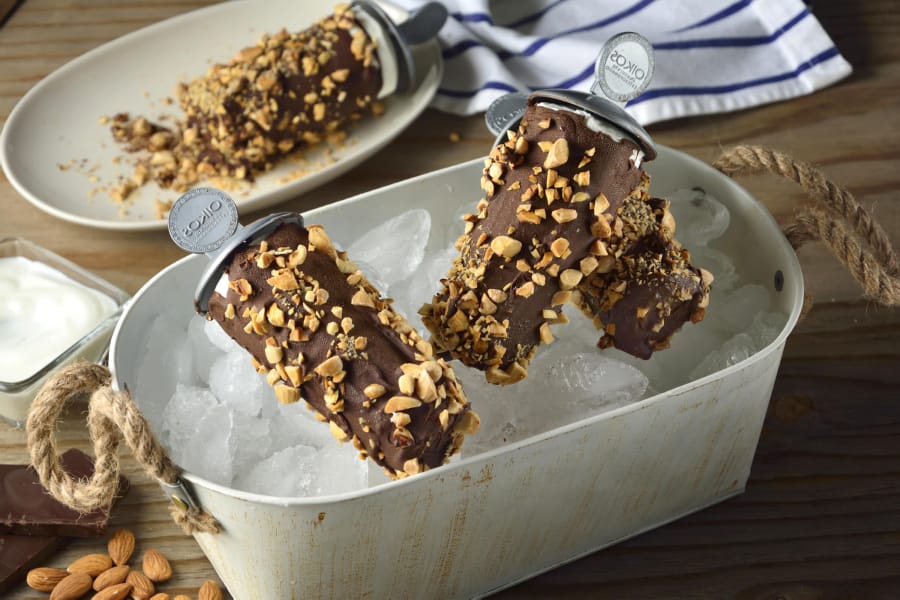 Paleta de Yoghurt Cubierta de Chocolate y Almendras