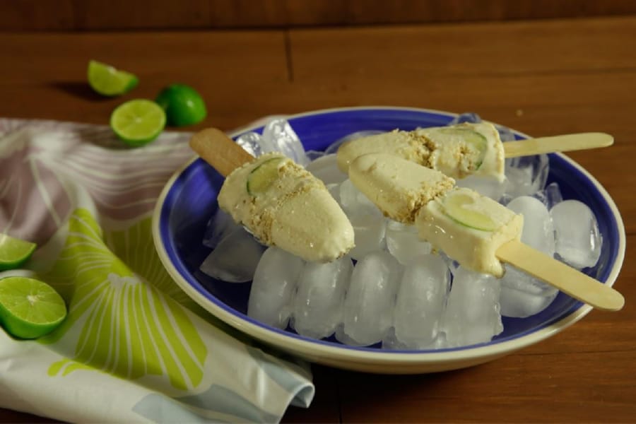 Paletas heladas de Pay de Limón y Galletas Marías | Con Sal y Azucar