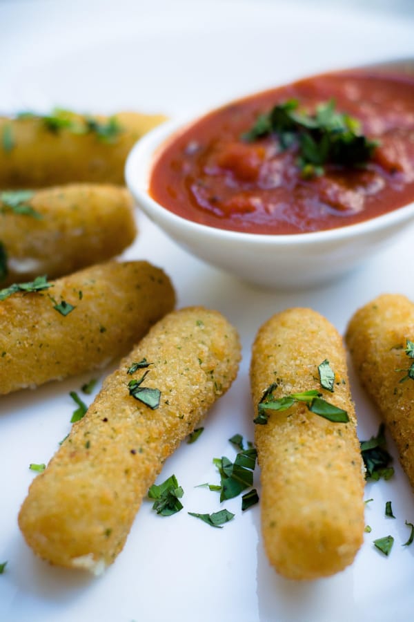 Palitos de Mozzarella con Salsa de Jitomate