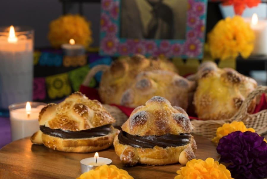 Pan de Muerto Relleno de Chocolate con Mole 