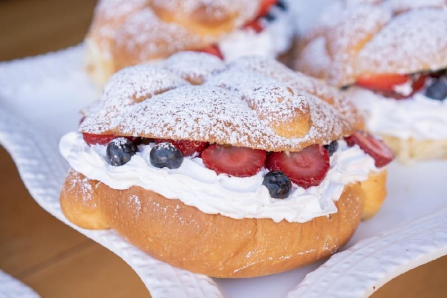 Pan de Muerto Relleno de Queso y Mermelada