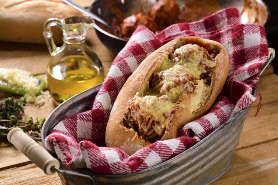 Pan Relleno de Albóndigas a la Italiana con Parmesano