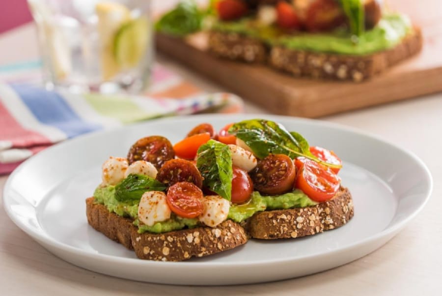 Pan Tostado con Aguacate y Ensalada Caprese