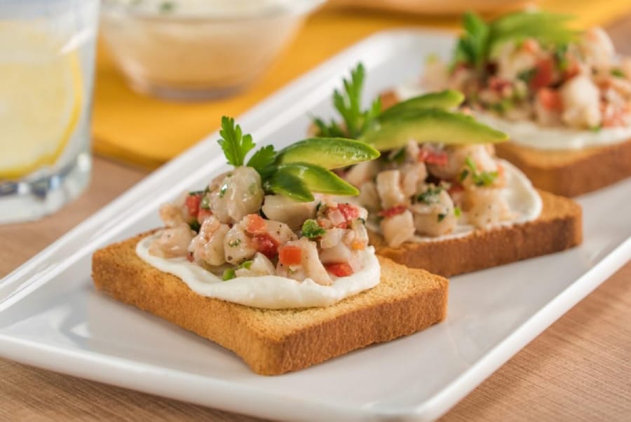 Pan Tostado con Pescado a la Mexicana