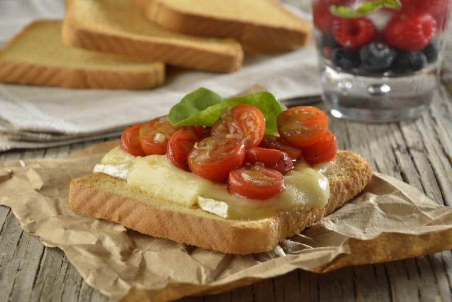 Pan tostado con Queso Brie y Cherry