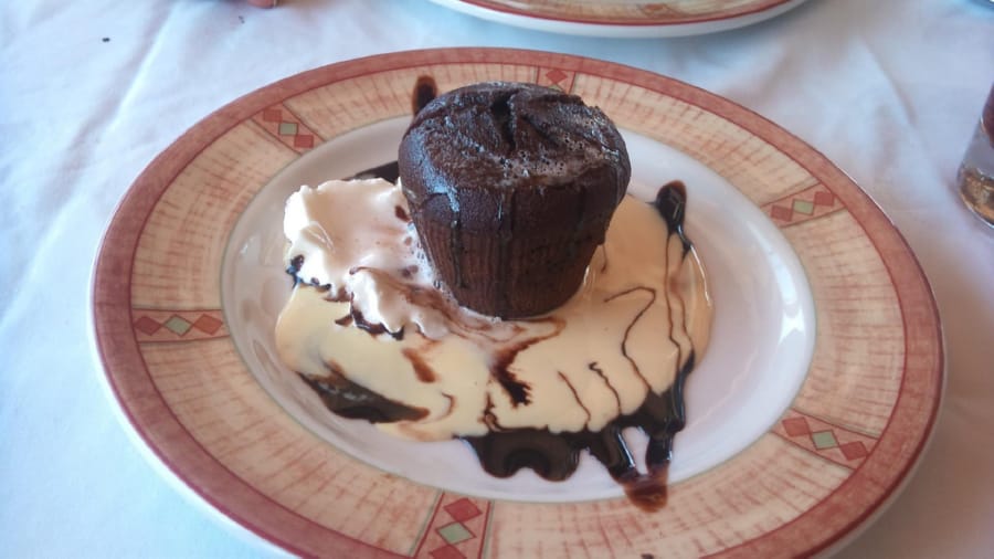 Panquecitos de Chocolate en Base de Nieve de Vainilla y Jarabe de Chocolate