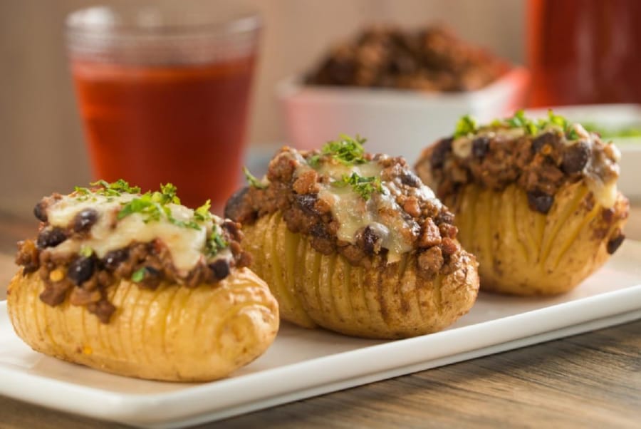 Papas Rellenas de Chili con Tocino