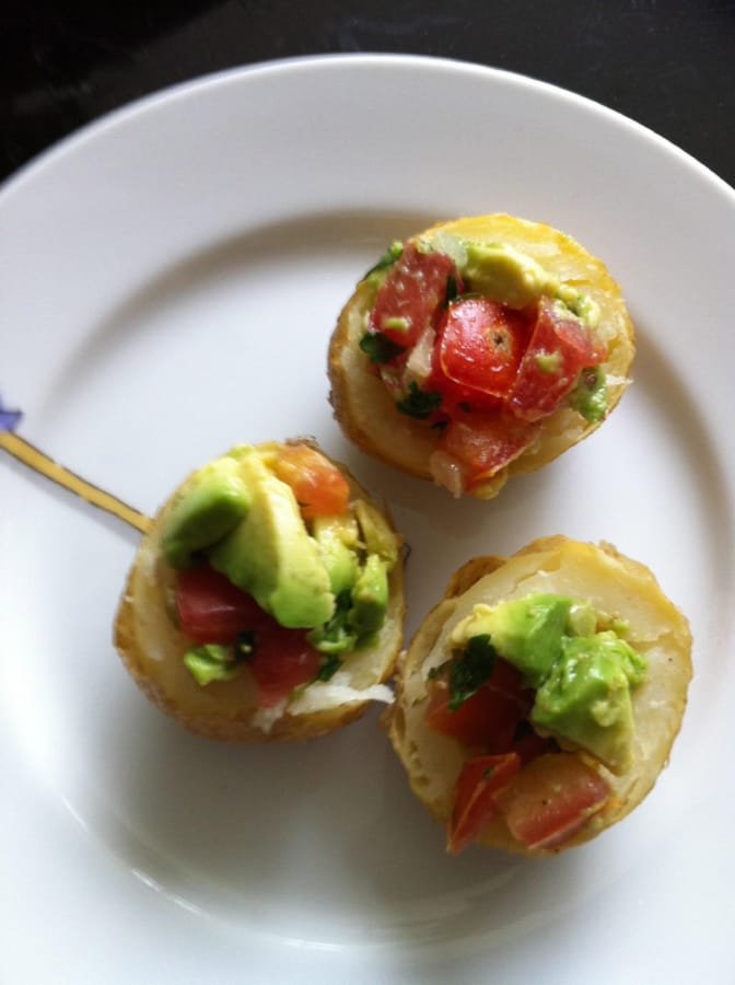 Papitas Rellenas de Jitomate y Aguacate