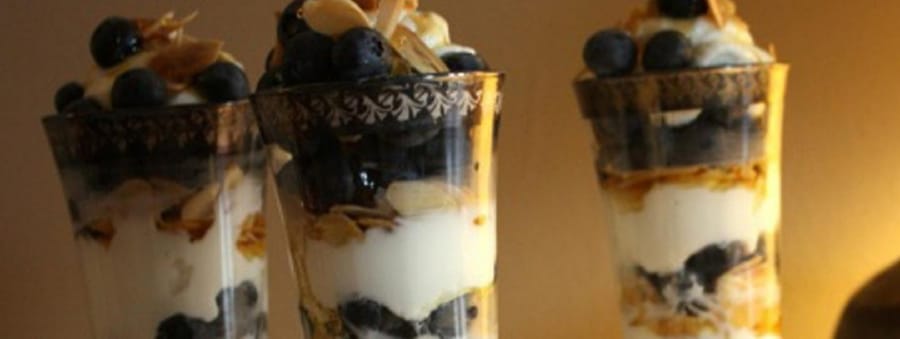 Parfait de Yoghurt Estilo Griego, Blueberries y Almendras