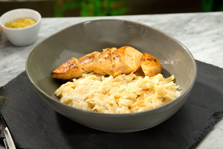 Pasta Alfredo con Pollo a la Pimienta y Limón