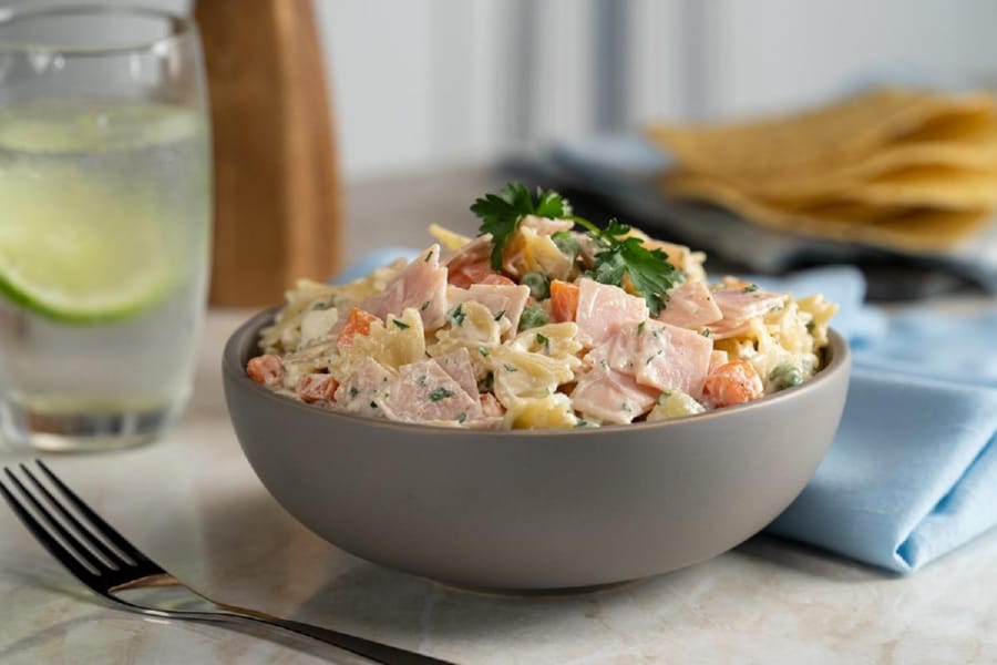 Pasta con Ensalada Rusa y Pechuga de Pavo 