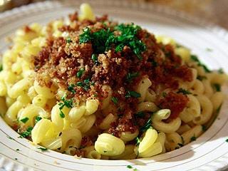 Pasta con miga de pan crocante