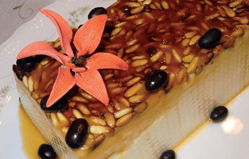 Pastel de Coco y Piñones