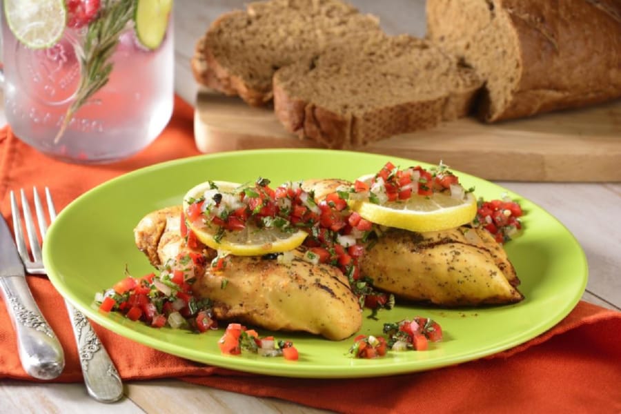 Pechugas Asadas al Limón con Pico de Gallo de Pimiento