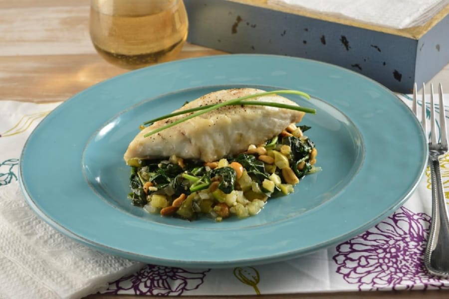 Pescado con Ensalada de Hoja Santa