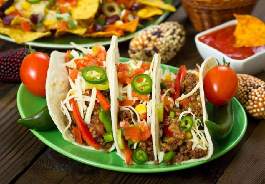 Picadillo de Res en Tacos a la Mexicana con Pimiento y Chile verde
