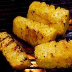 Piña Asada con Helado de Vainilla