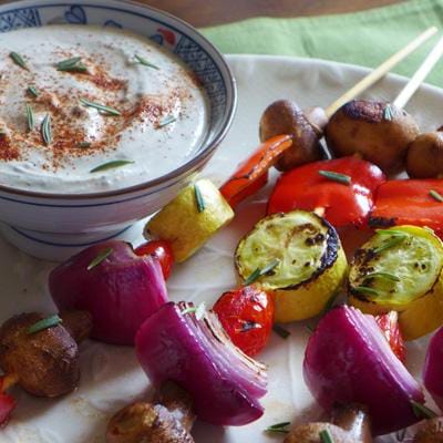 Pinchos de Verduras con Sabroso Aderezo de Crema