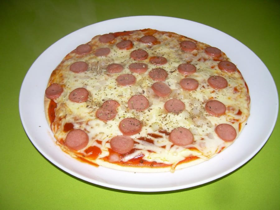Pizza con queso y salchicha
