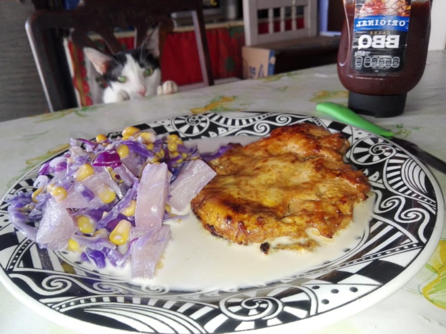 Pollo a la BBQ con Ensalada Morada