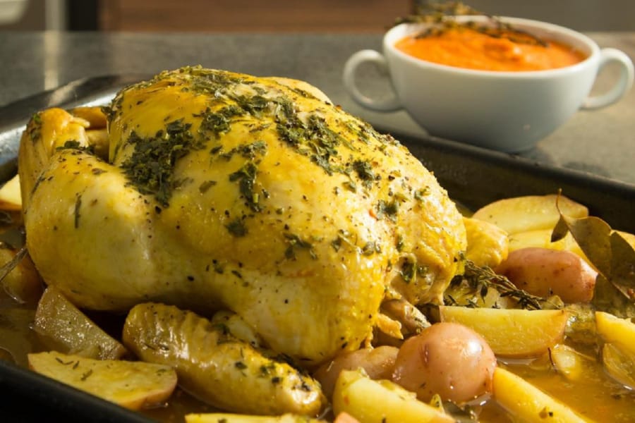 Pollo al Horno con Papas y Salsa de Jitomate en un Tiempo
