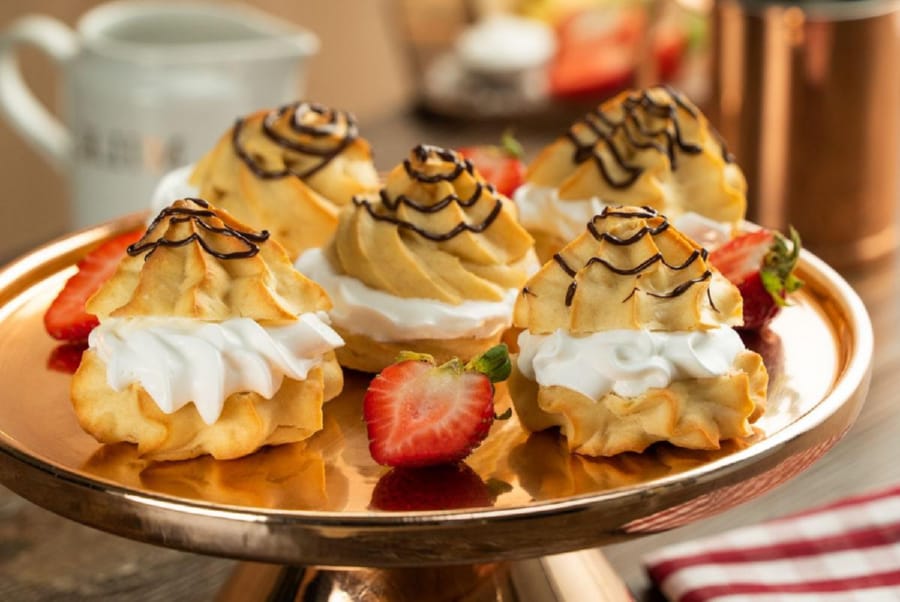 Profiteroles Rellenos de Nata Cubiertos de Chocolate