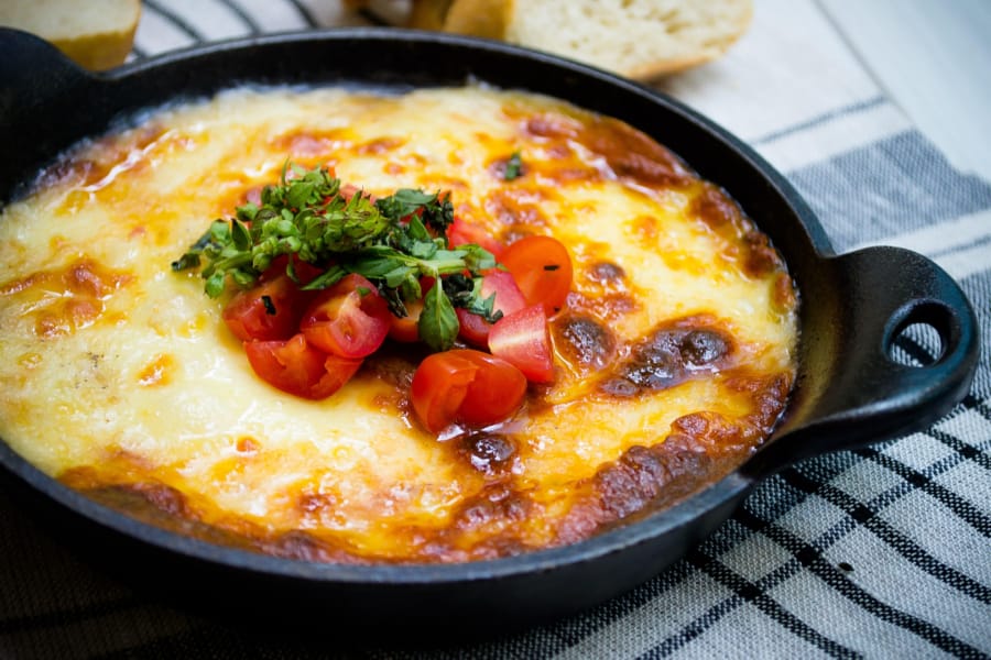 Provoleta con Tomate y Albahaca