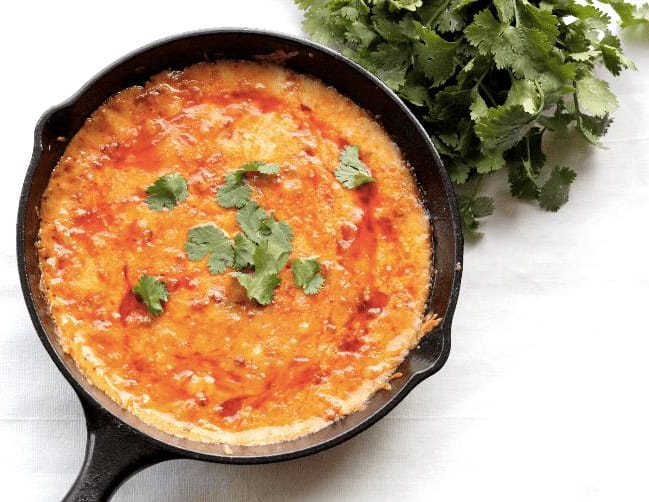 Queso Fundido con Jitomate y Albahaca