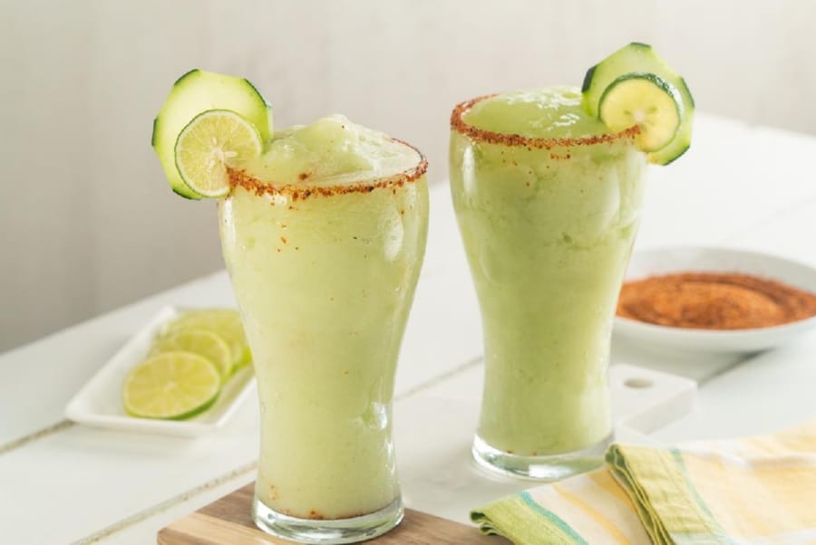 Raspado de Pepino con Chile Piquín