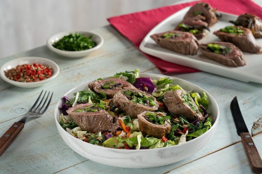 Rollitos de Carne de Res con Ensalada