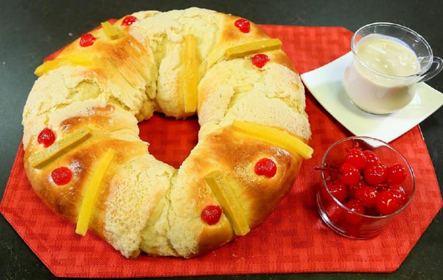 Rosca de Reyes con Atole de Nuez