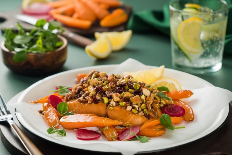 Salmón con Costra de Frutos Secos y Verduras Glaseadas