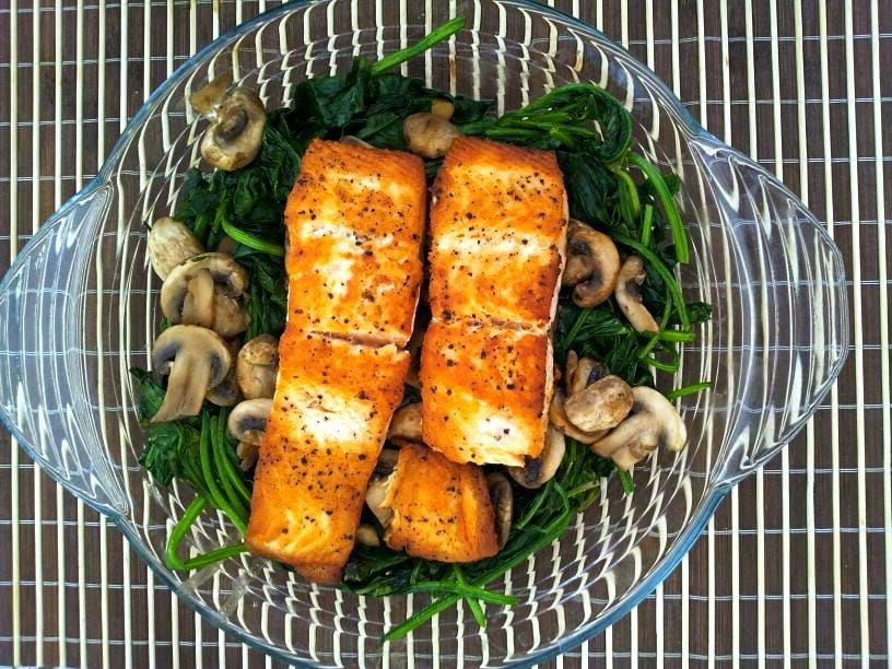 Salmón en Cama de Espinacas y Champiñones