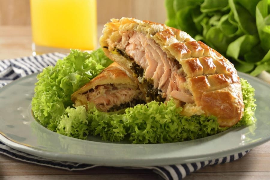 Salmón Wellington con Lechuga Cremosa