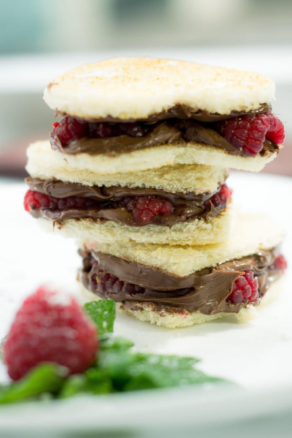 Sándwich de Corazón con Crema de Avellanas y Frambuesas