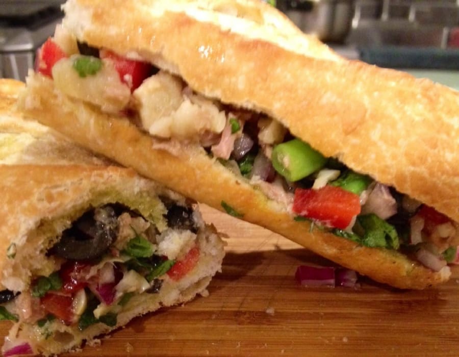 Sándwich de Ensalada Francesa con Atún