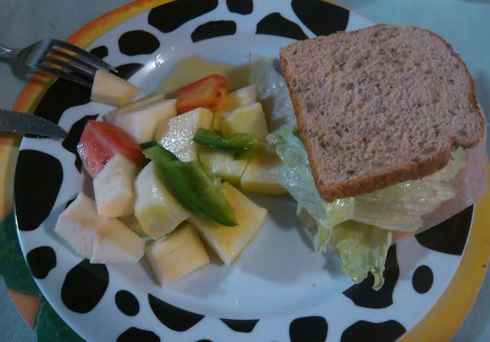 Sandwich de Jamón de Pavo con Ensalada en Manzana