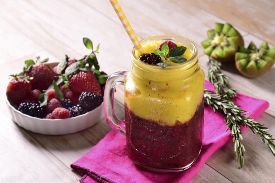 Smoothie Bicolor de Kiwi y Frutos Rojos con Romero