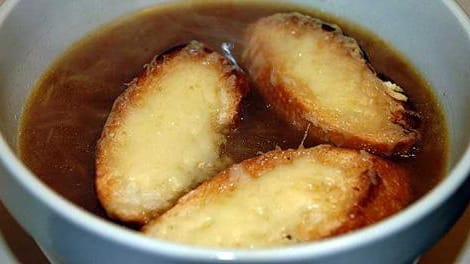 Sopa de Cebolla con Pan Tostado y Queso Gruyere